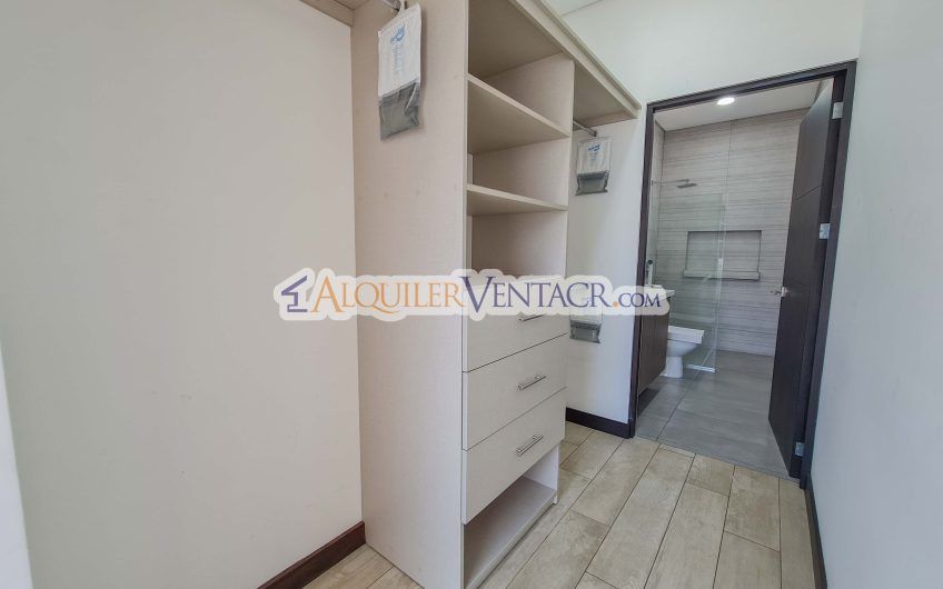 Condo de Un Nivel con jardín en Piedades Santa Ana