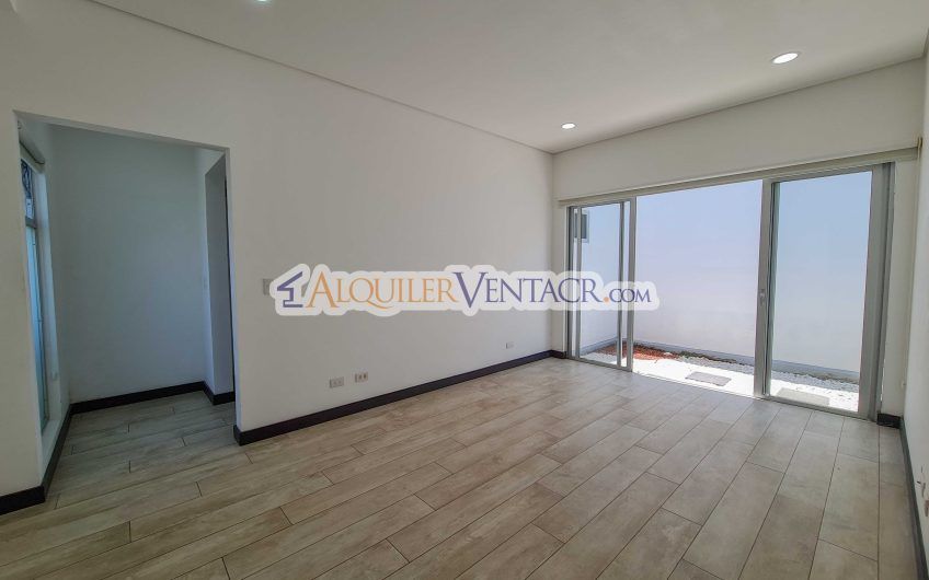 Condo de Un Nivel con jardín en Piedades Santa Ana