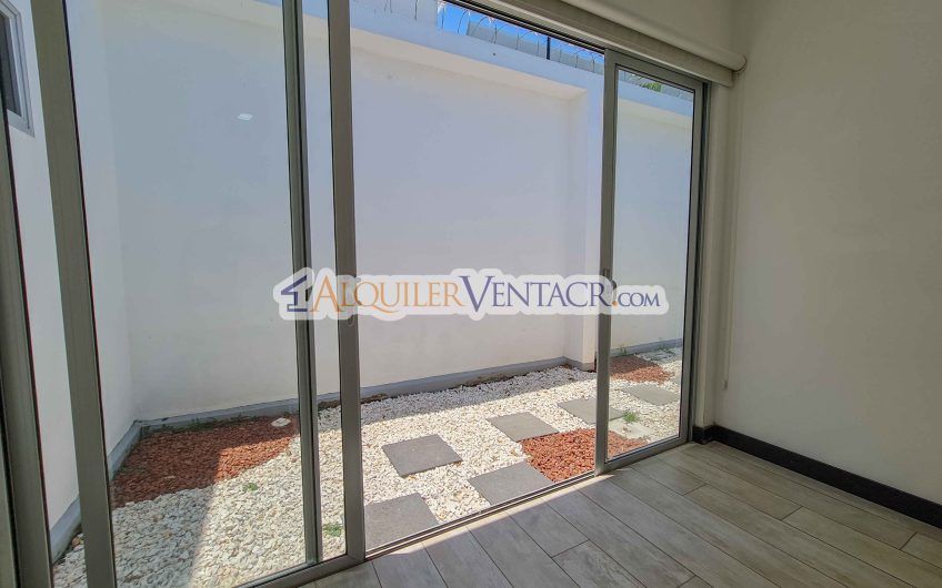 Condo de Un Nivel con jardín en Piedades Santa Ana