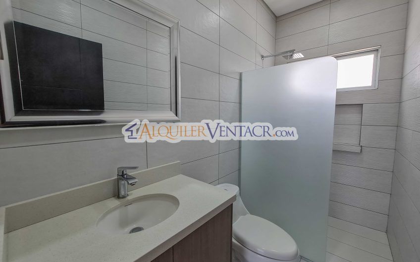 Condo de Un Nivel con jardín en Piedades Santa Ana