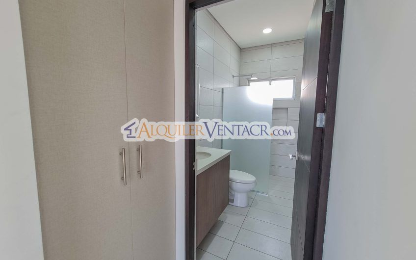 Condo de Un Nivel con jardín en Piedades Santa Ana