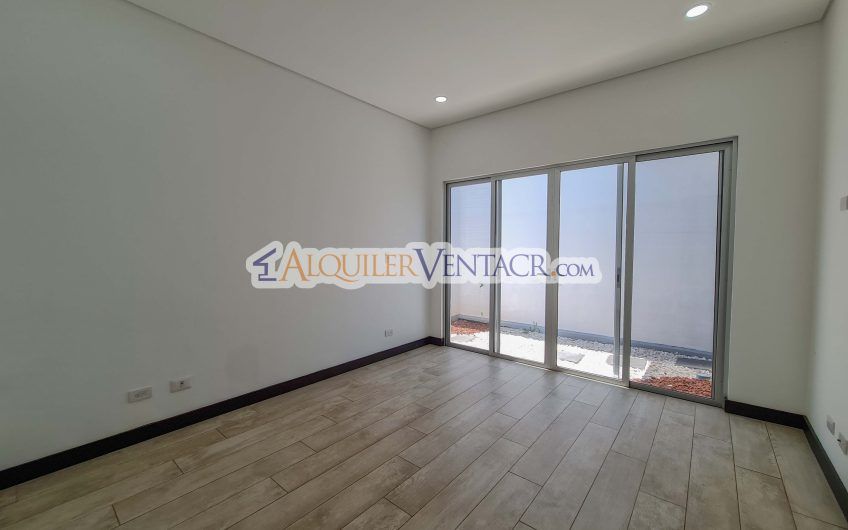 Condo de Un Nivel con jardín en Piedades Santa Ana