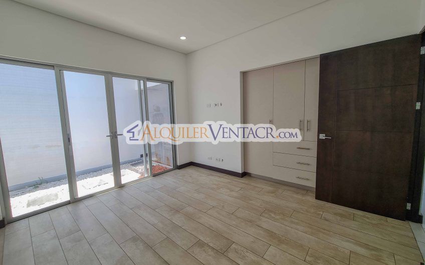 Condo de Un Nivel con jardín en Piedades Santa Ana