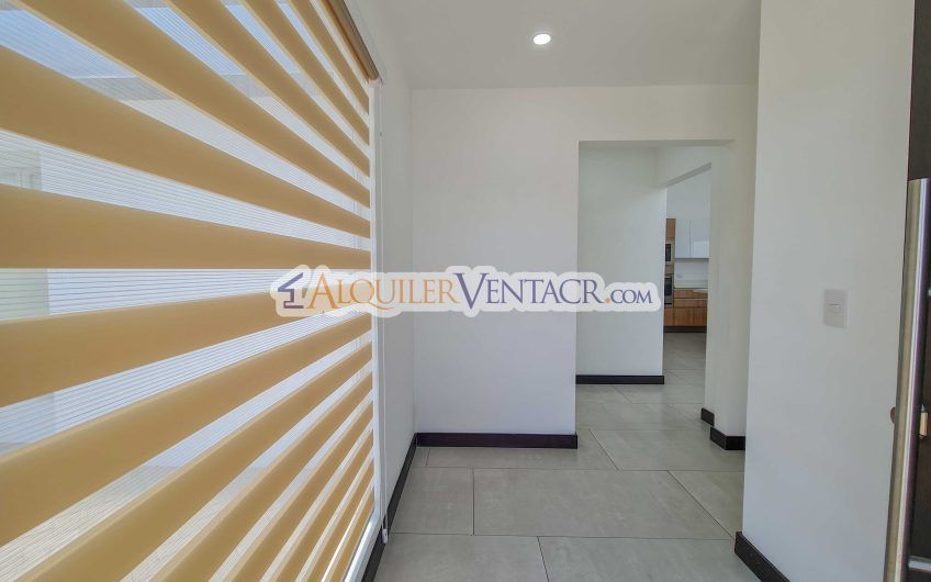 Condo de Un Nivel con jardín en Piedades Santa Ana