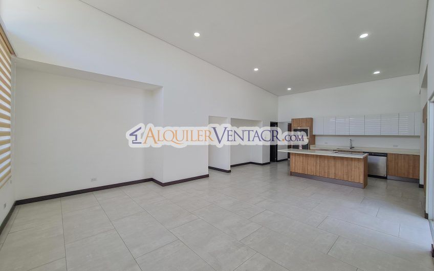 Condo de Un Nivel con jardín en Piedades Santa Ana