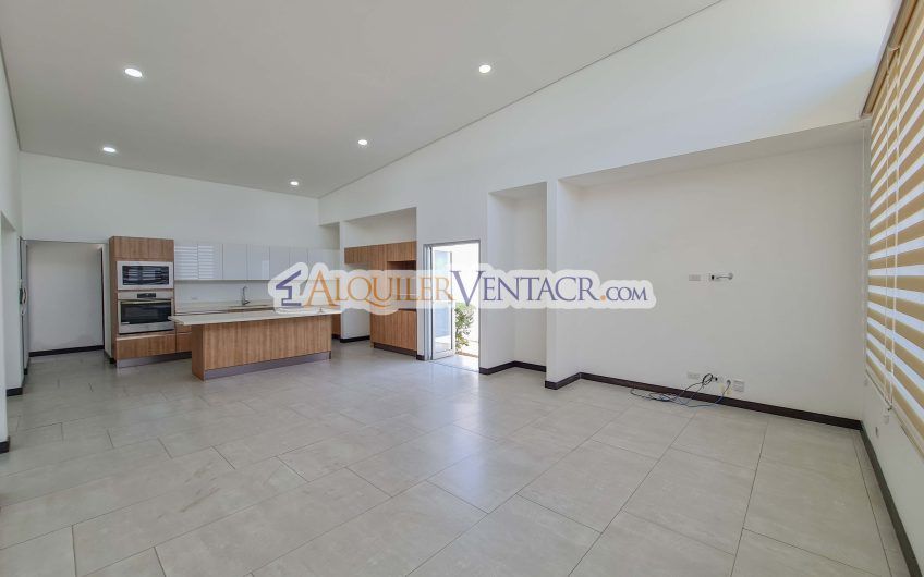 Condo de Un Nivel con jardín en Piedades Santa Ana