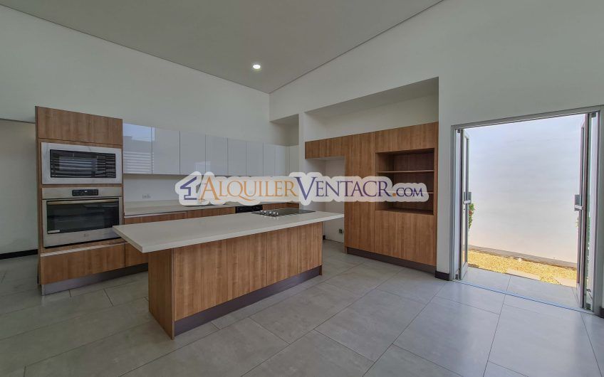 Condo de Un Nivel con jardín en Piedades Santa Ana