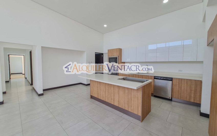 Condo de Un Nivel con jardín en Piedades Santa Ana