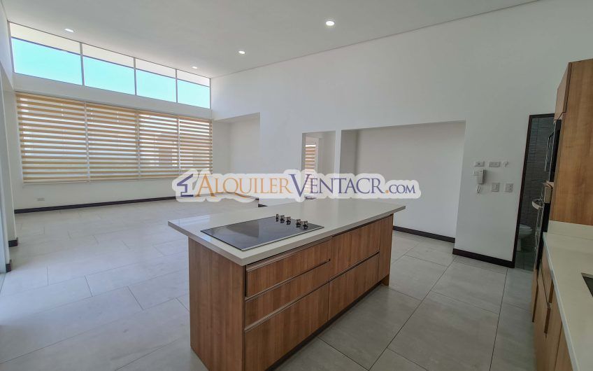 Condo de Un Nivel con jardín en Piedades Santa Ana