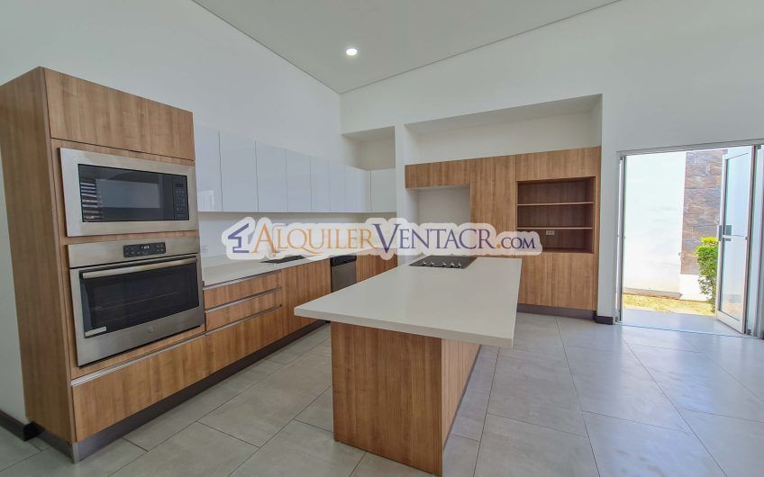 Condo de Un Nivel con jardín en Piedades Santa Ana