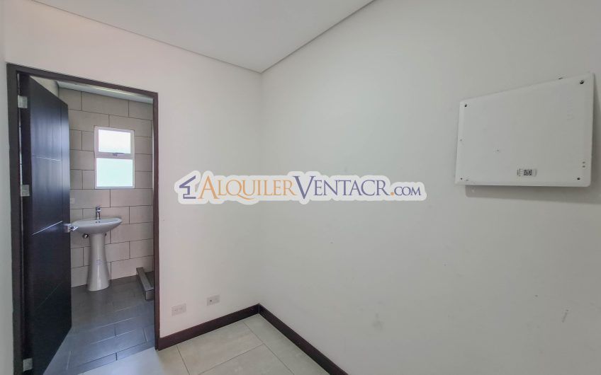 Condo de Un Nivel con jardín en Piedades Santa Ana