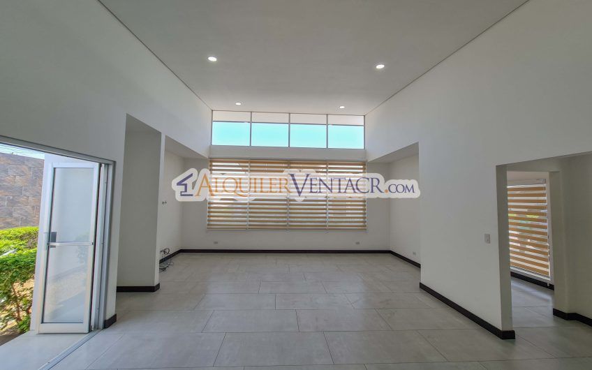 Condo de Un Nivel con jardín en Piedades Santa Ana