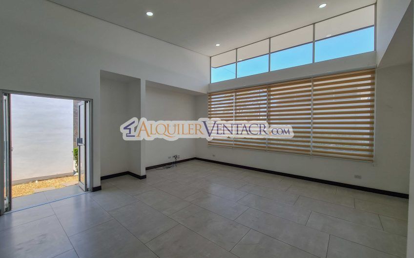 Condo de Un Nivel con jardín en Piedades Santa Ana