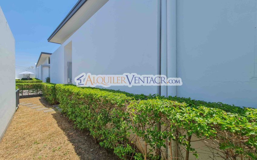 Condo de Un Nivel con jardín en Piedades Santa Ana