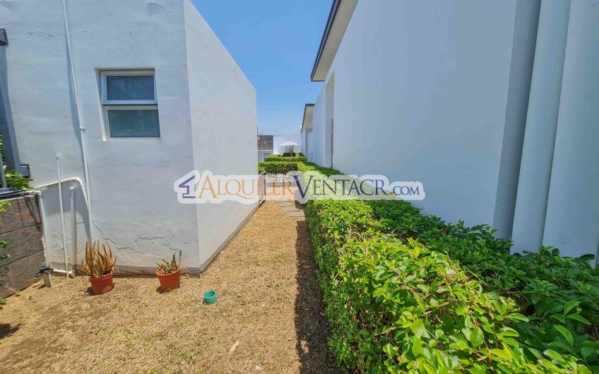 Condo de Un Nivel con jardín en Piedades Santa Ana