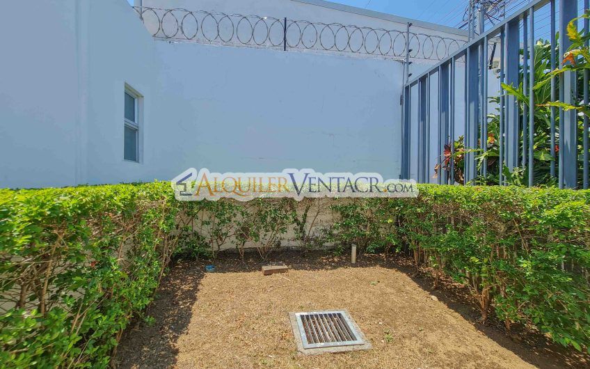 Condo de Un Nivel con jardín en Piedades Santa Ana