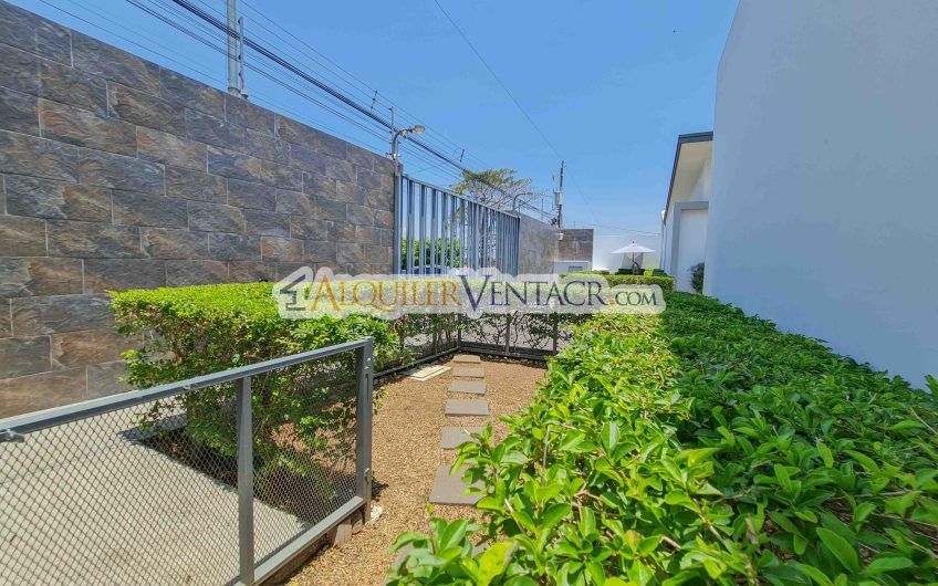 Condo de Un Nivel con jardín en Piedades Santa Ana