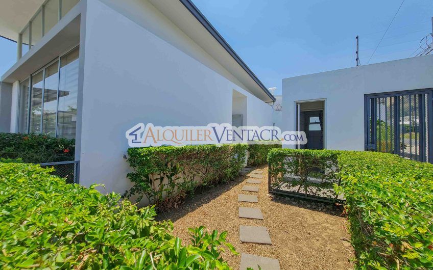 Condo de Un Nivel con jardín en Piedades Santa Ana