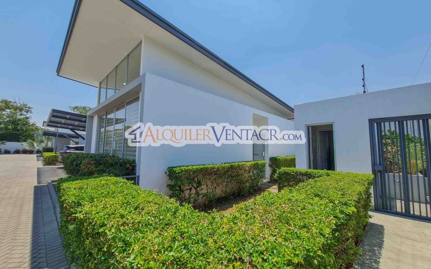 Condo de Un Nivel con jardín en Piedades Santa Ana