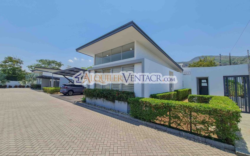 Condo de Un Nivel con jardín en Piedades Santa Ana