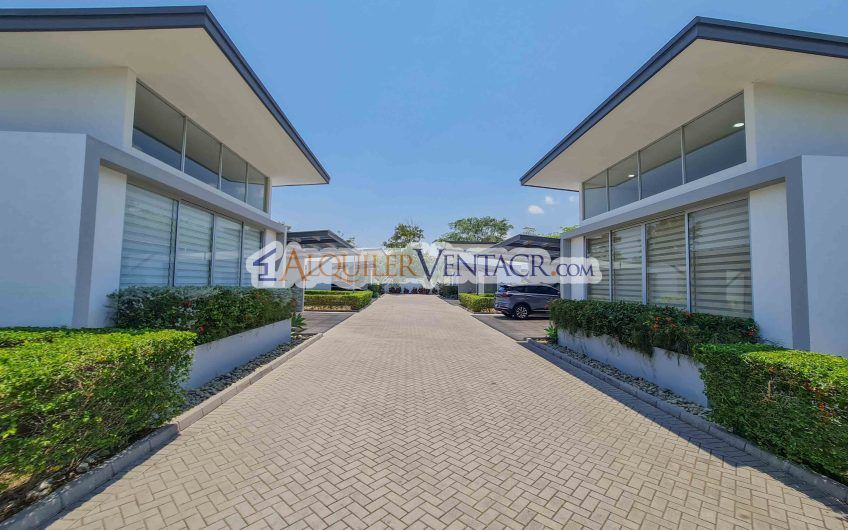 Condo de Un Nivel con jardín en Piedades Santa Ana