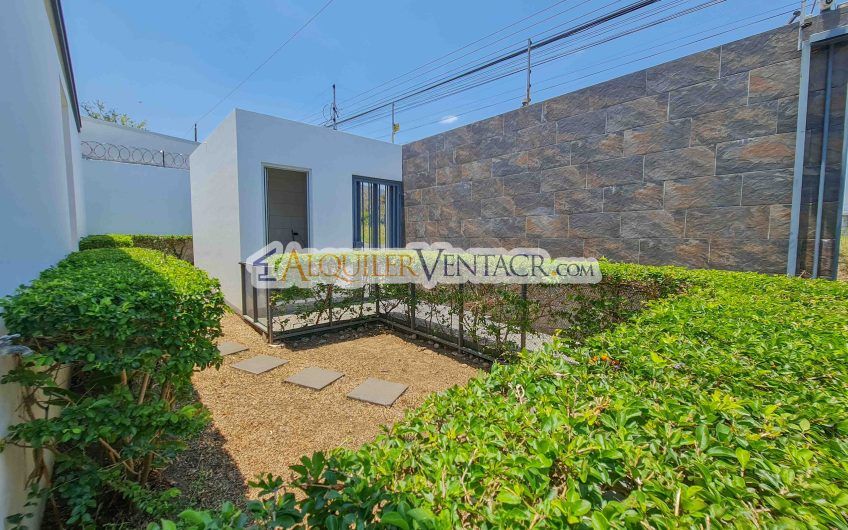 Condo de Un Nivel con jardín en Piedades Santa Ana