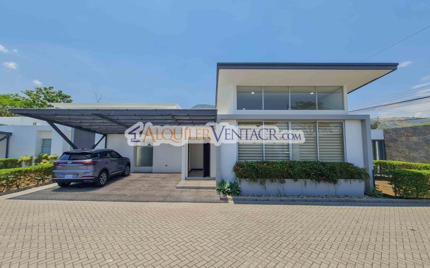 Condo de Un Nivel con jardín en Piedades Santa Ana