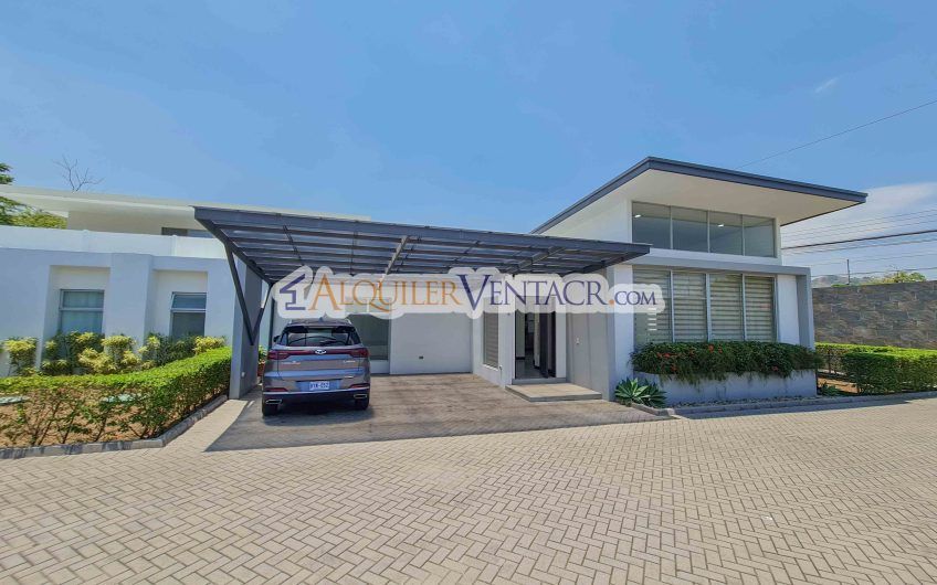 Condo de Un Nivel con jardín en Piedades Santa Ana