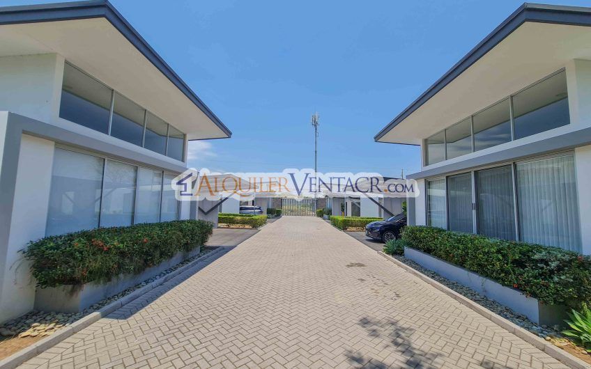 Condo de Un Nivel con jardín en Piedades Santa Ana