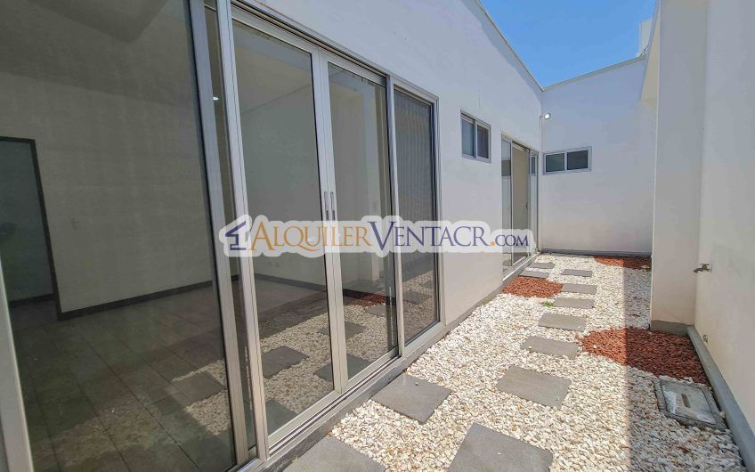 Condo de Un Nivel con jardín en Piedades Santa Ana