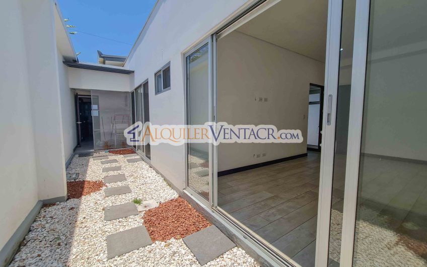 Condo de Un Nivel con jardín en Piedades Santa Ana