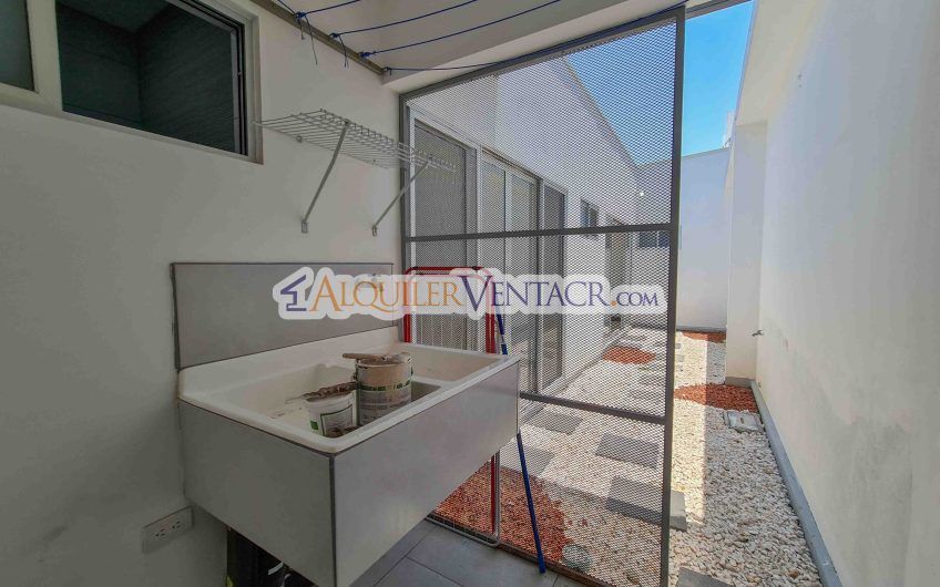 Condo de Un Nivel con jardín en Piedades Santa Ana