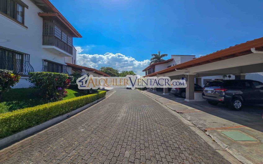 Apartamento de 3 habit.+ de servicio en Bello Horizonte Escazú