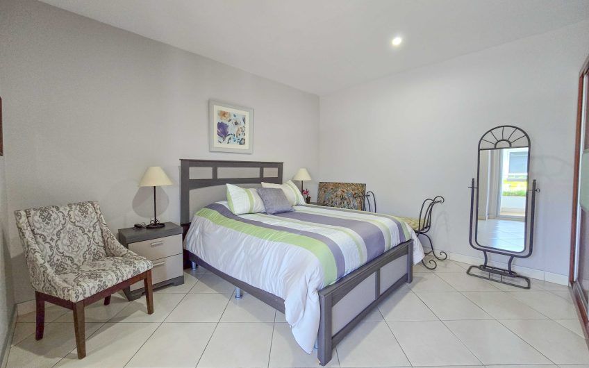 Condo esquinero amueblado de 3 habit. en Bello Horizonte Escazú