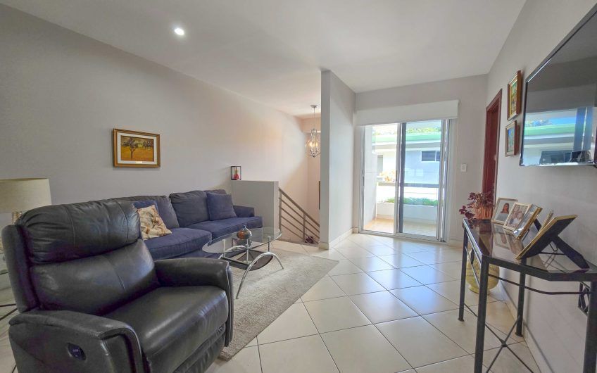 Condo esquinero amueblado de 3 habit. en Bello Horizonte Escazú