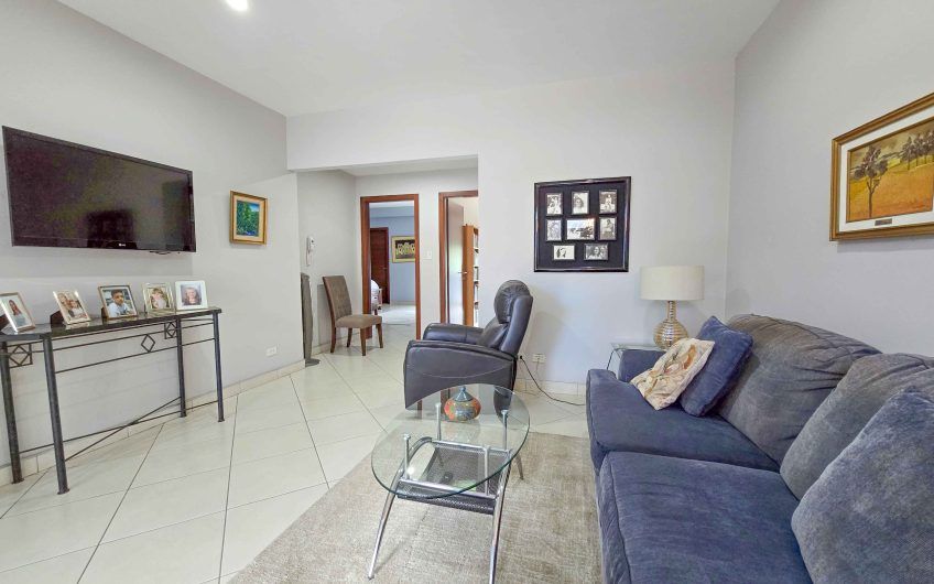 Condo esquinero amueblado de 3 habit. en Bello Horizonte Escazú