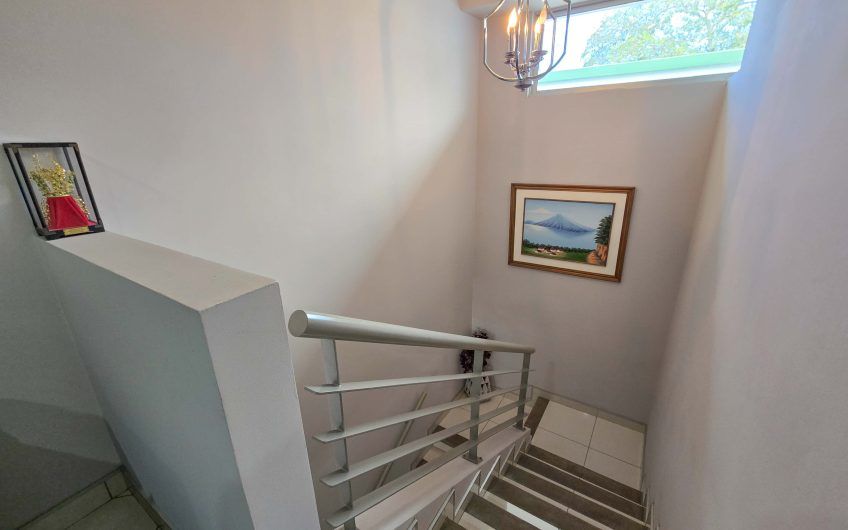 Condo esquinero amueblado de 3 habit. en Bello Horizonte Escazú