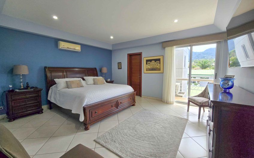 Condo esquinero amueblado de 3 habit. en Bello Horizonte Escazú