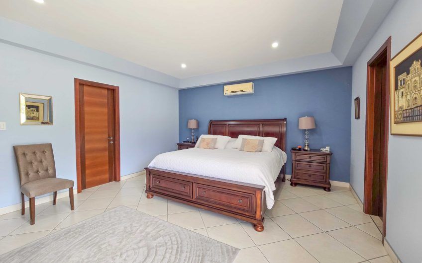 Condo esquinero amueblado de 3 habit. en Bello Horizonte Escazú