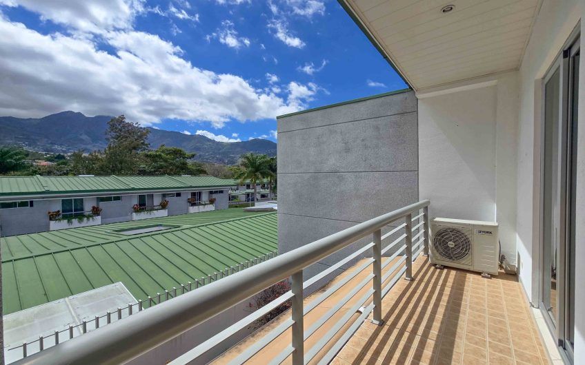 Condo esquinero amueblado de 3 habit. en Bello Horizonte Escazú