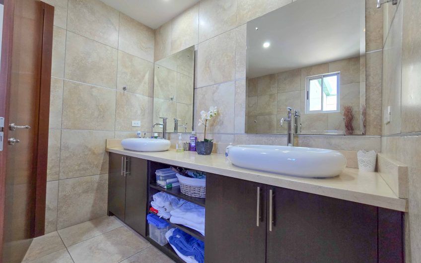 Condo esquinero amueblado de 3 habit. en Bello Horizonte Escazú