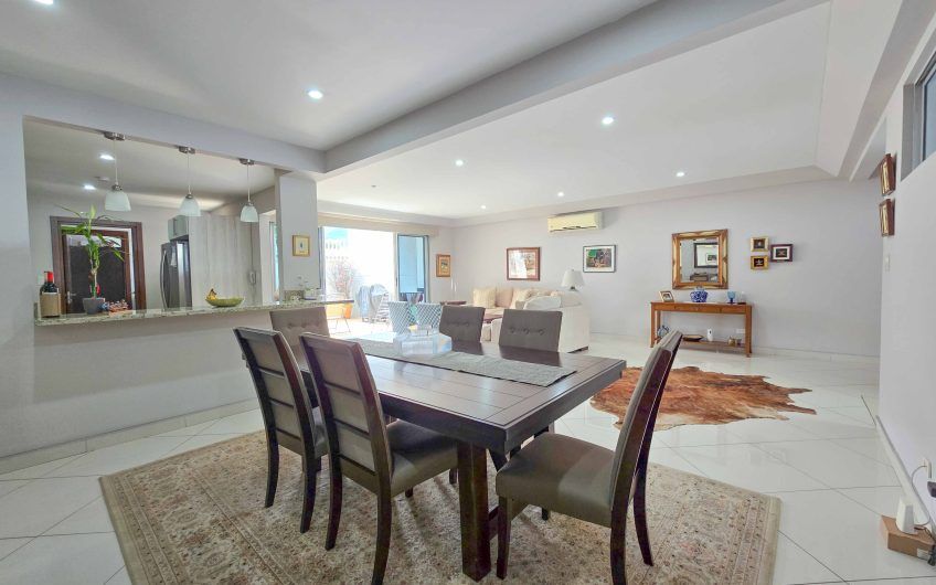 Condo esquinero amueblado de 3 habit. en Bello Horizonte Escazú