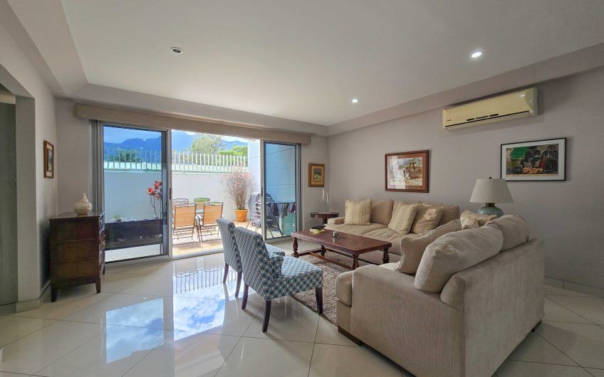 Condo esquinero amueblado de 3 habit. en Bello Horizonte Escazú