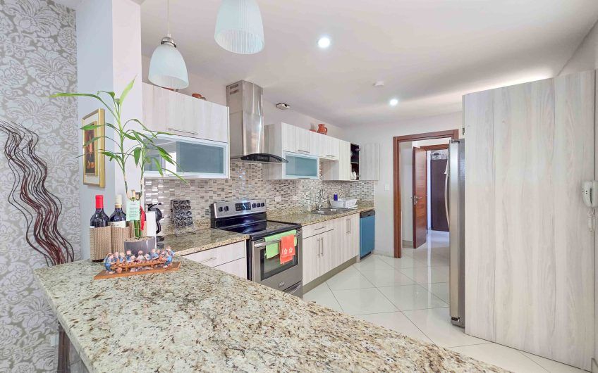 Condo esquinero amueblado de 3 habit. en Bello Horizonte Escazú