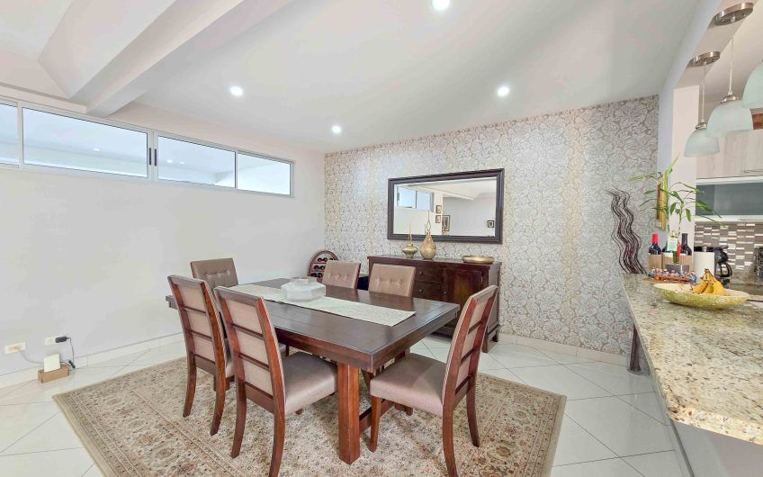 Condo esquinero amueblado de 3 habit. en Bello Horizonte Escazú