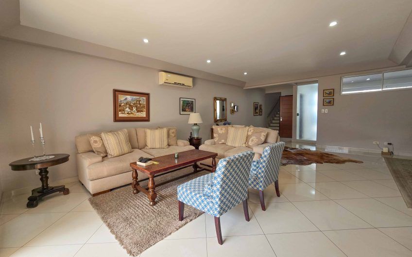 Condo esquinero amueblado de 3 habit. en Bello Horizonte Escazú