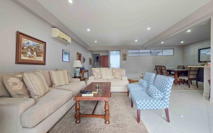 Condo esquinero amueblado de 3 habit. en Bello Horizonte Escazú