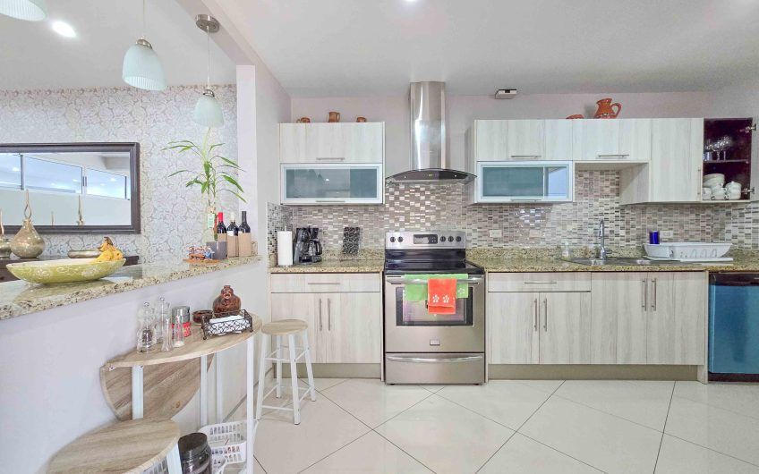 Condo esquinero amueblado de 3 habit. en Bello Horizonte Escazú