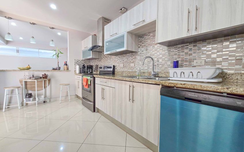 Condo esquinero amueblado de 3 habit. en Bello Horizonte Escazú