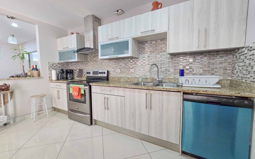 Condo esquinero amueblado de 3 habit. en Bello Horizonte Escazú